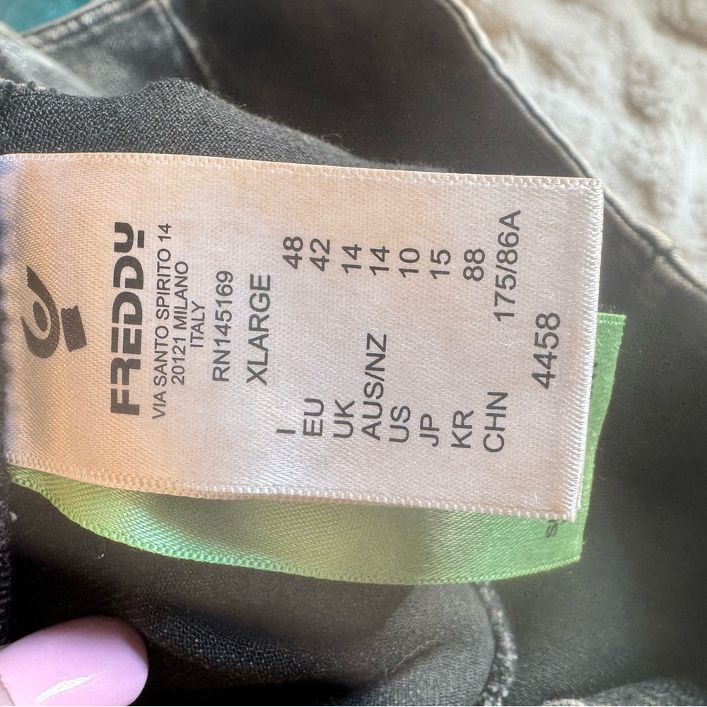 Freddy High-Rise Black Distressed Jeans NWOT - Picture 6 of 6